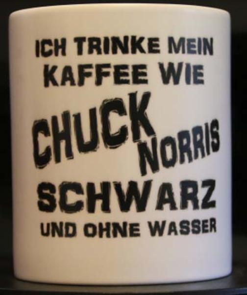Weiße Tasse mit Spruch "ICH TRINKE MEIN KAFFEE WIE CHUCK NORRIS"